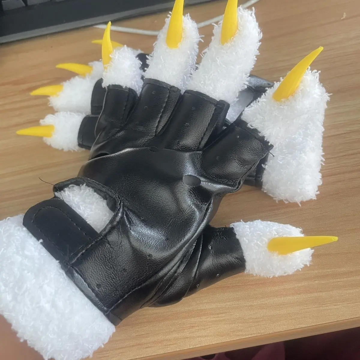 Furry kig series close-fitting claws and nails handsome plush - Image 9